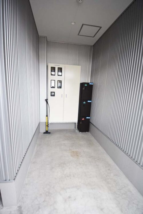 自転車置き場と簡易宅配ボックス